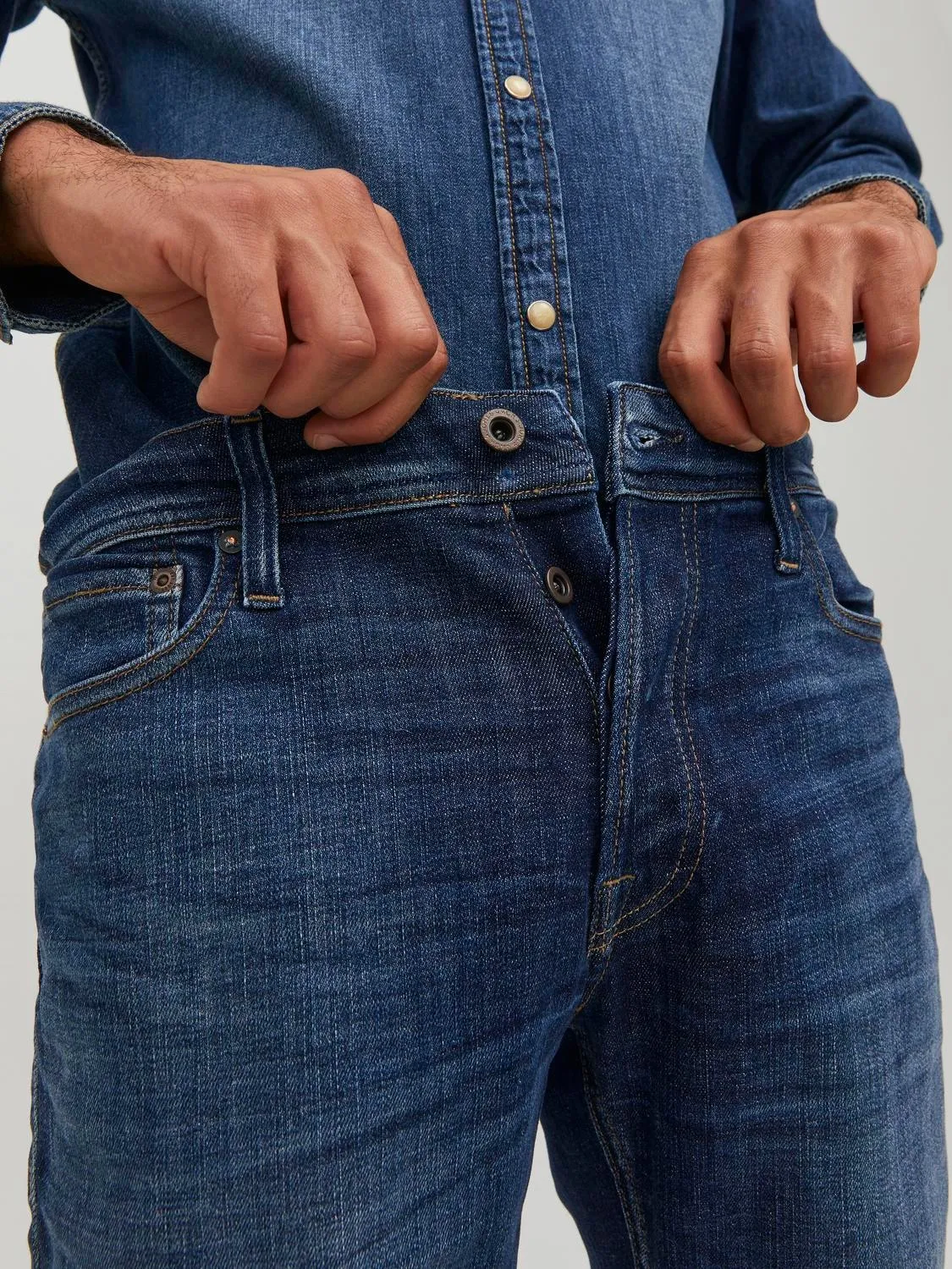 Mike 211 Relaxed Tapered Fit Jeans