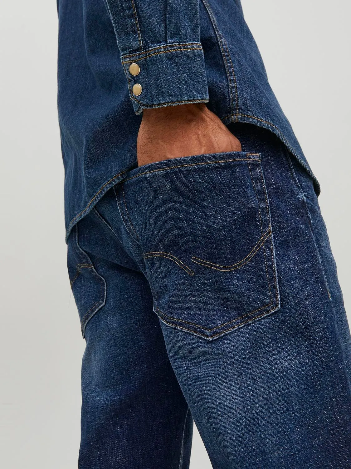 Mike 211 Relaxed Tapered Fit Jeans