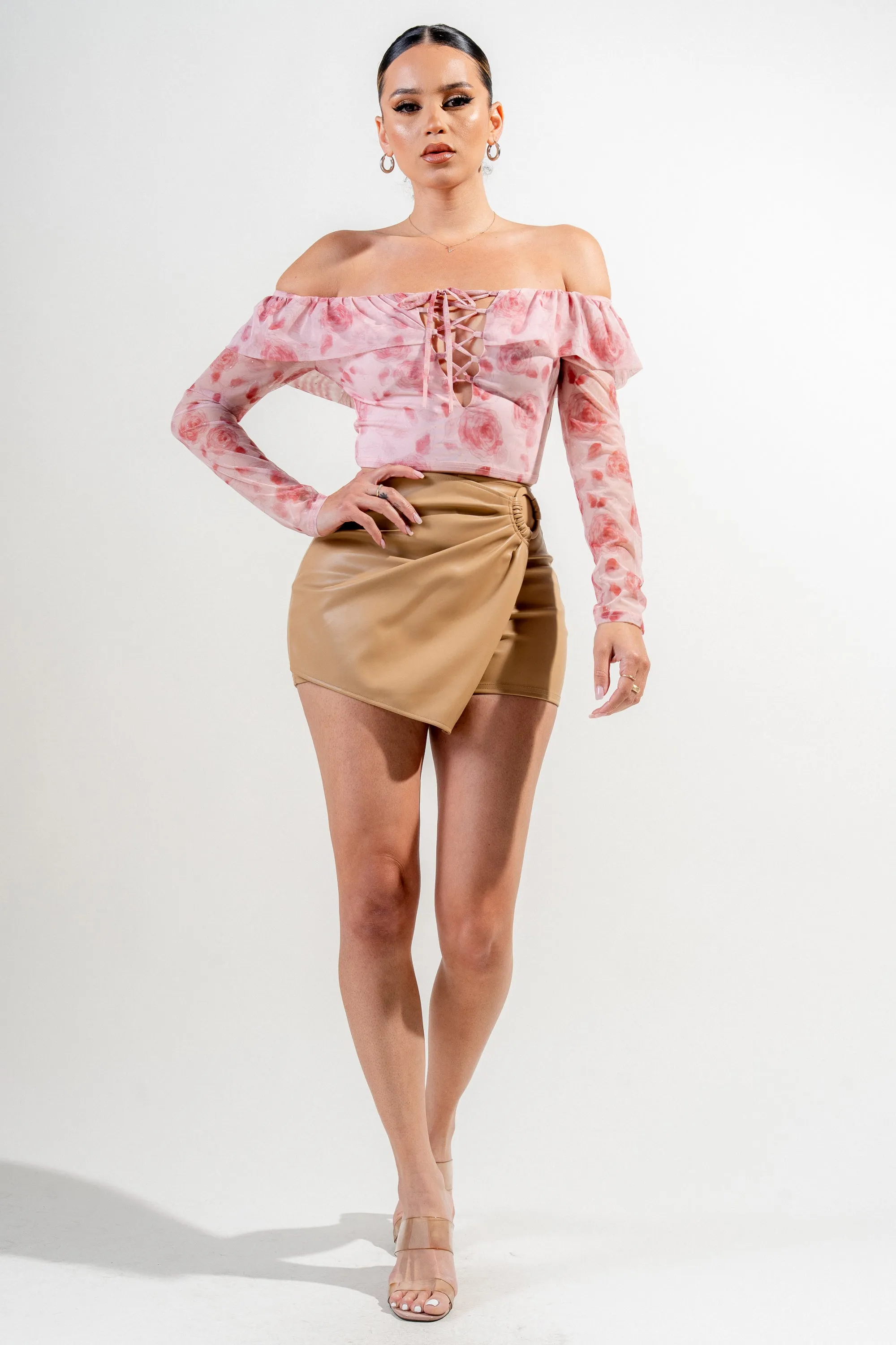 PT45037NST-W / ROMANTIC ROSE PRINT GLITTER RUFFLED CROPPED TOP