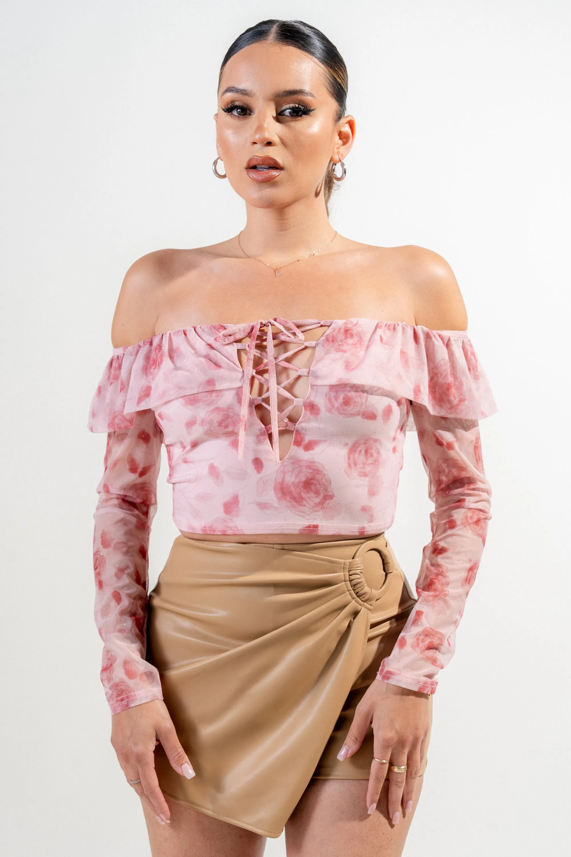 PT45037NST-W / ROMANTIC ROSE PRINT GLITTER RUFFLED CROPPED TOP