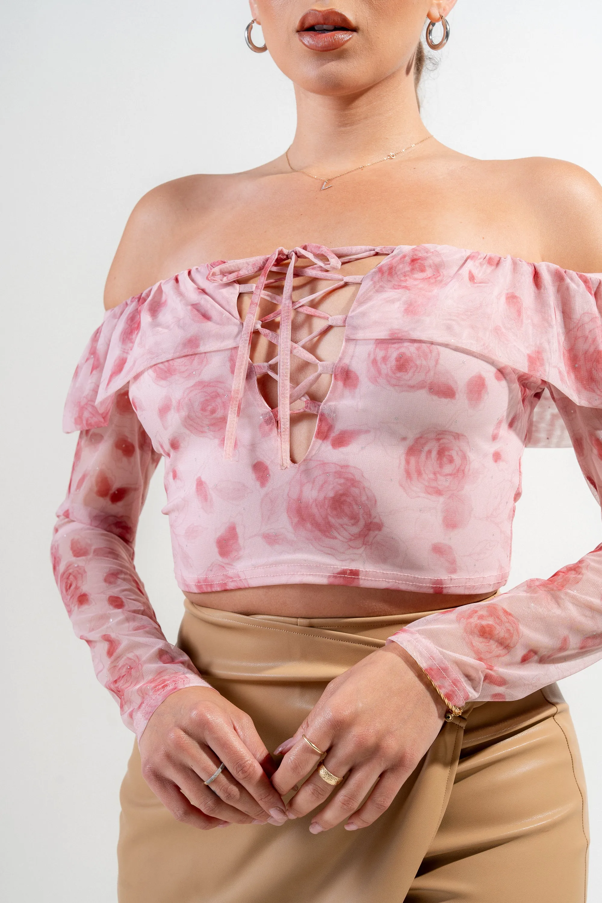 PT45037NST-W / ROMANTIC ROSE PRINT GLITTER RUFFLED CROPPED TOP